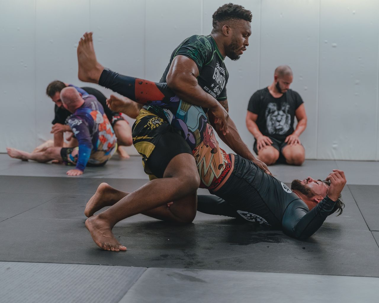 Atleti durante un allenamento di grappling