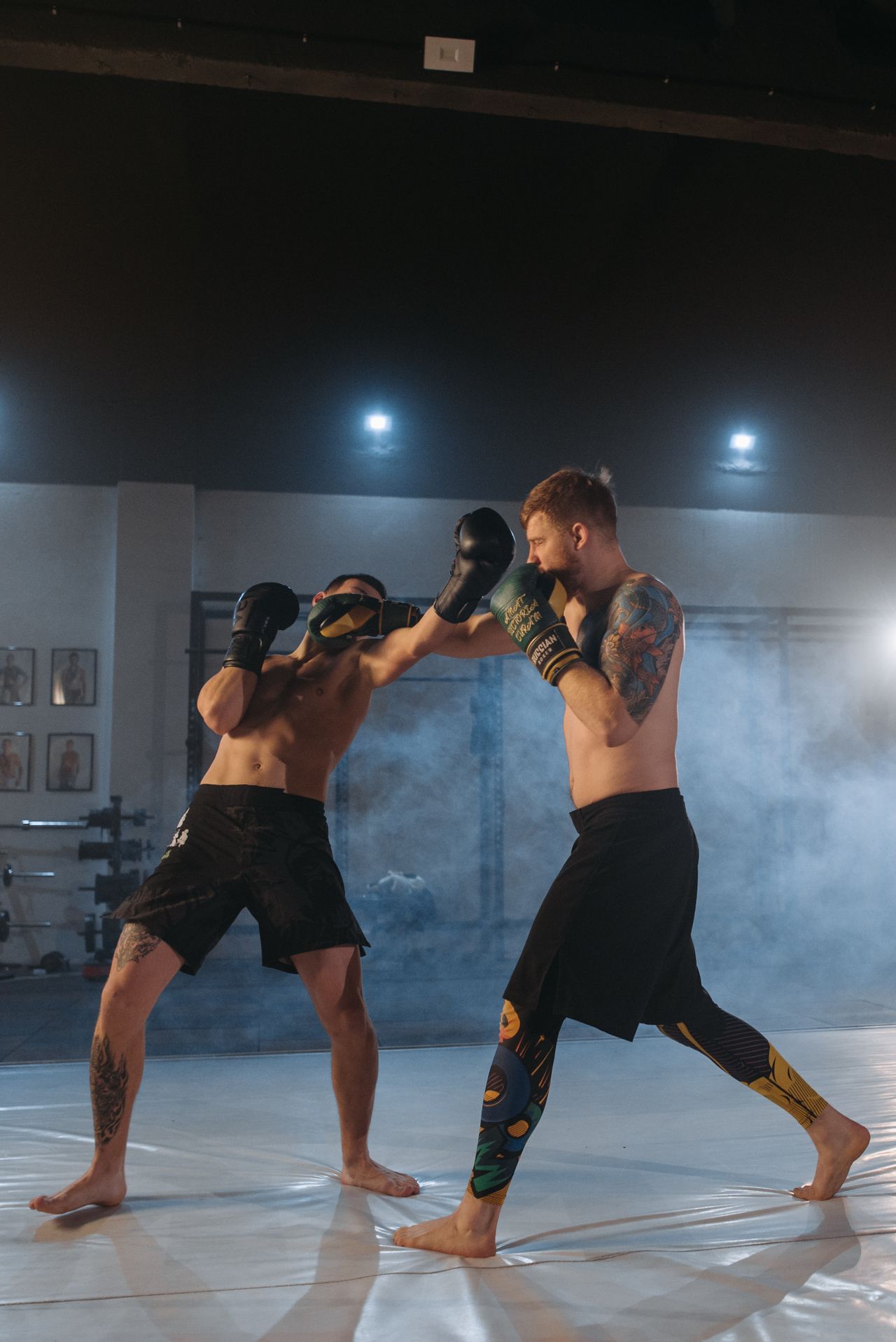 Atleti durante un allenamento di MMA