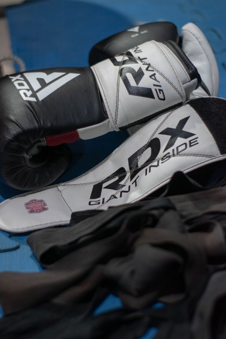 Guantoni da combattimento appoggiati sul pavimento della palestra
