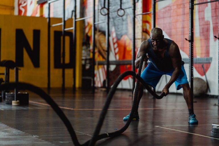 Atleta durante un esercizio con battle rope per la preparazione fisica