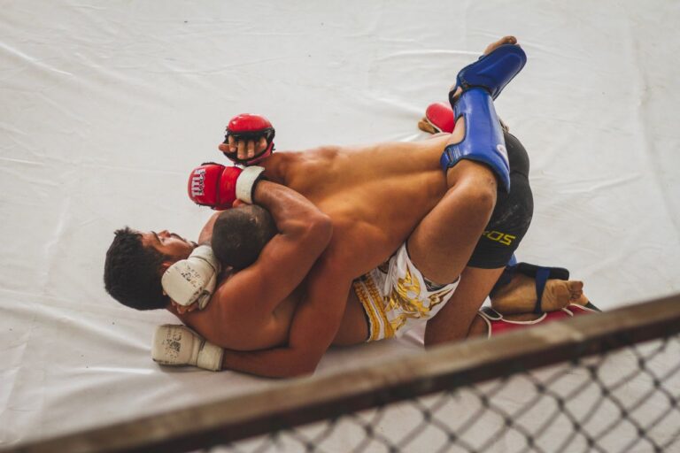 Due atleti nella posizione di guardia durante un allenamento di grappling