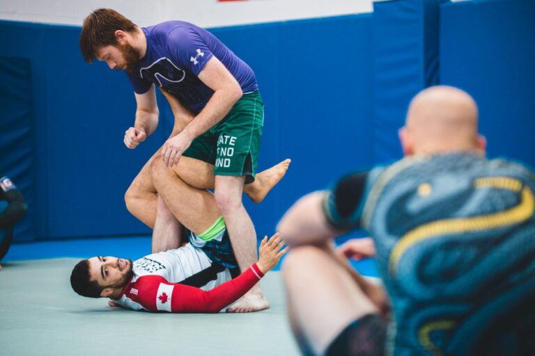Due atleti durante un allenamento di grappling a terra