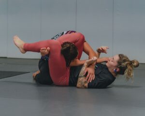 Due donne durante un allenamento di arti marziali in palestra